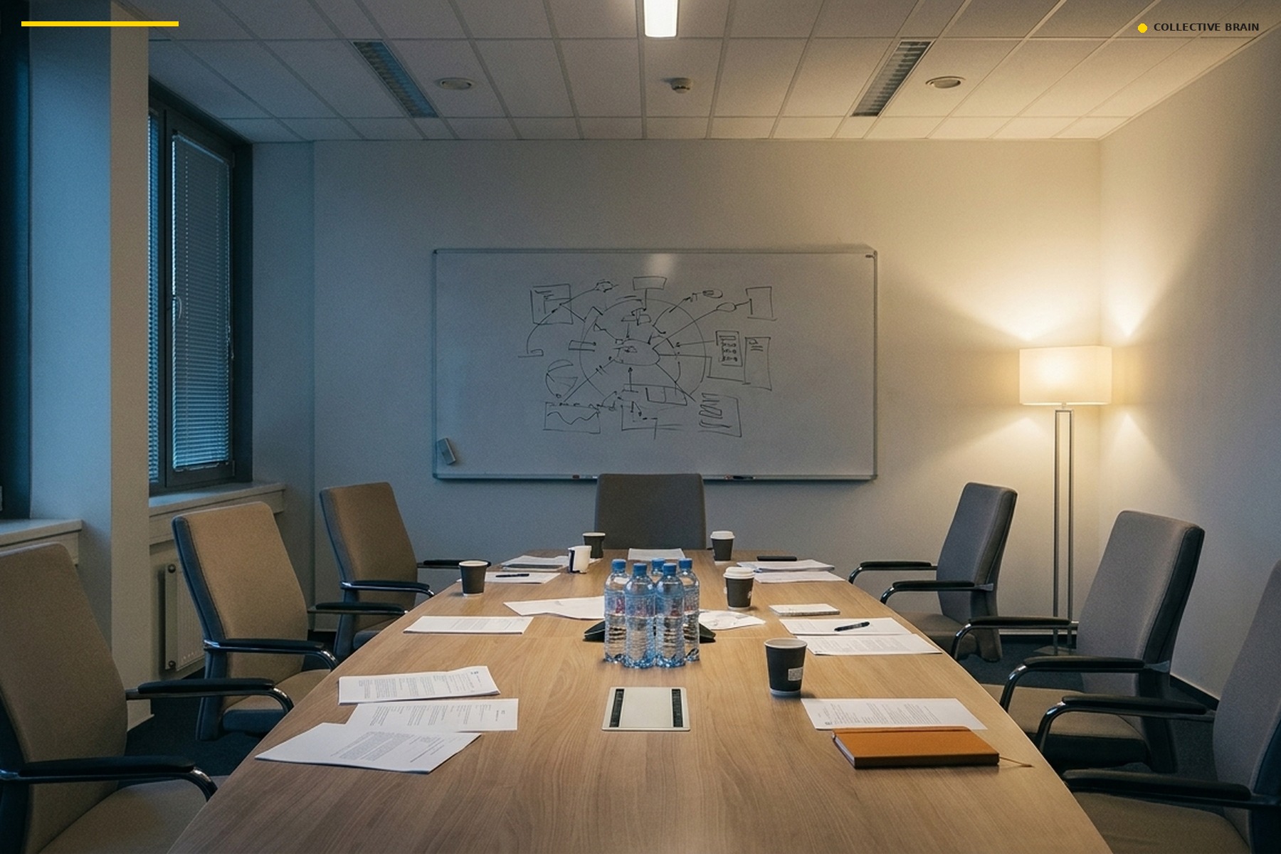 Leerer Meetingraum mit Whiteboard-Skizze: Sinnbild für den strategischen Positionierungs-Prozess im B2B-Mittelstand