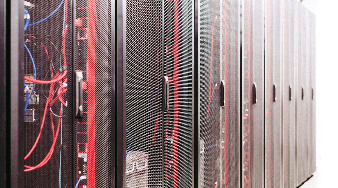 Serverraum mit Kabelverbindungen und Rack-Einheiten in einem modernen Rechenzentrum
