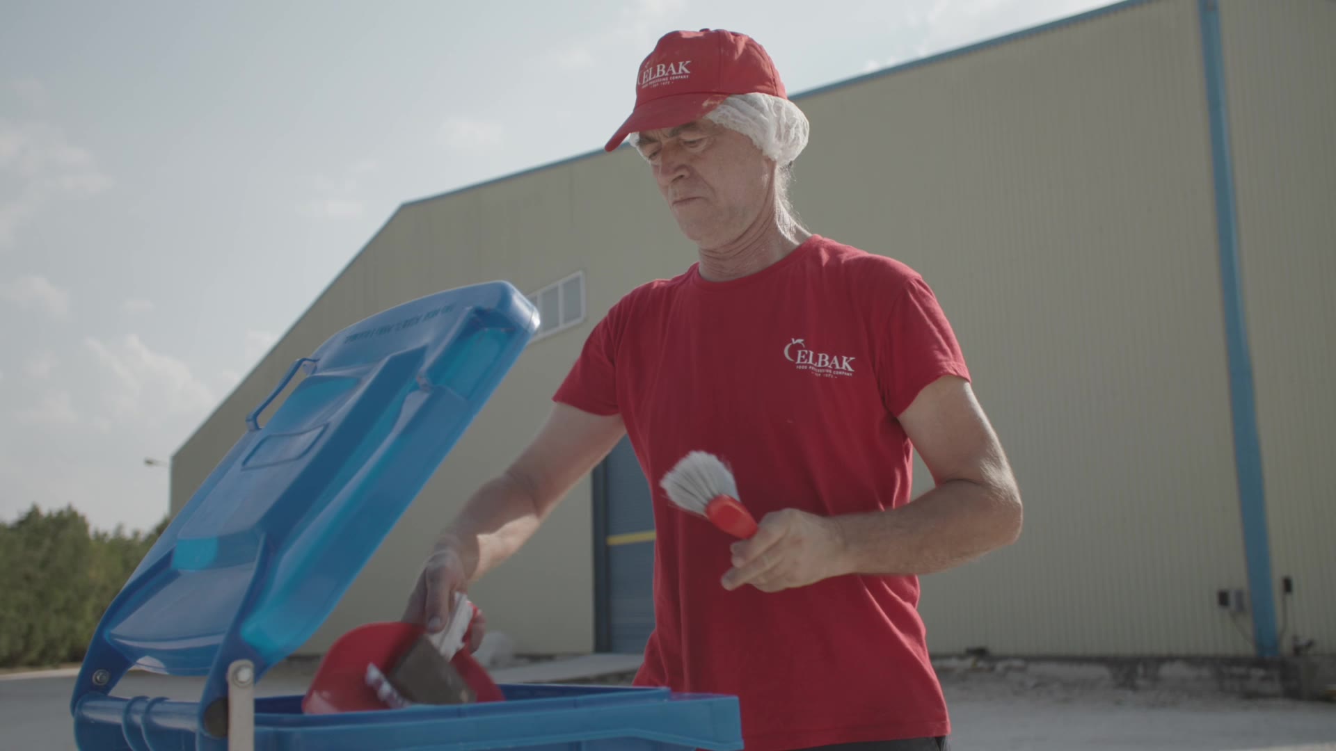 ELBAK-Mitarbeiter in roter Arbeitskleidung auf dem Werksgelände in Griechenland
