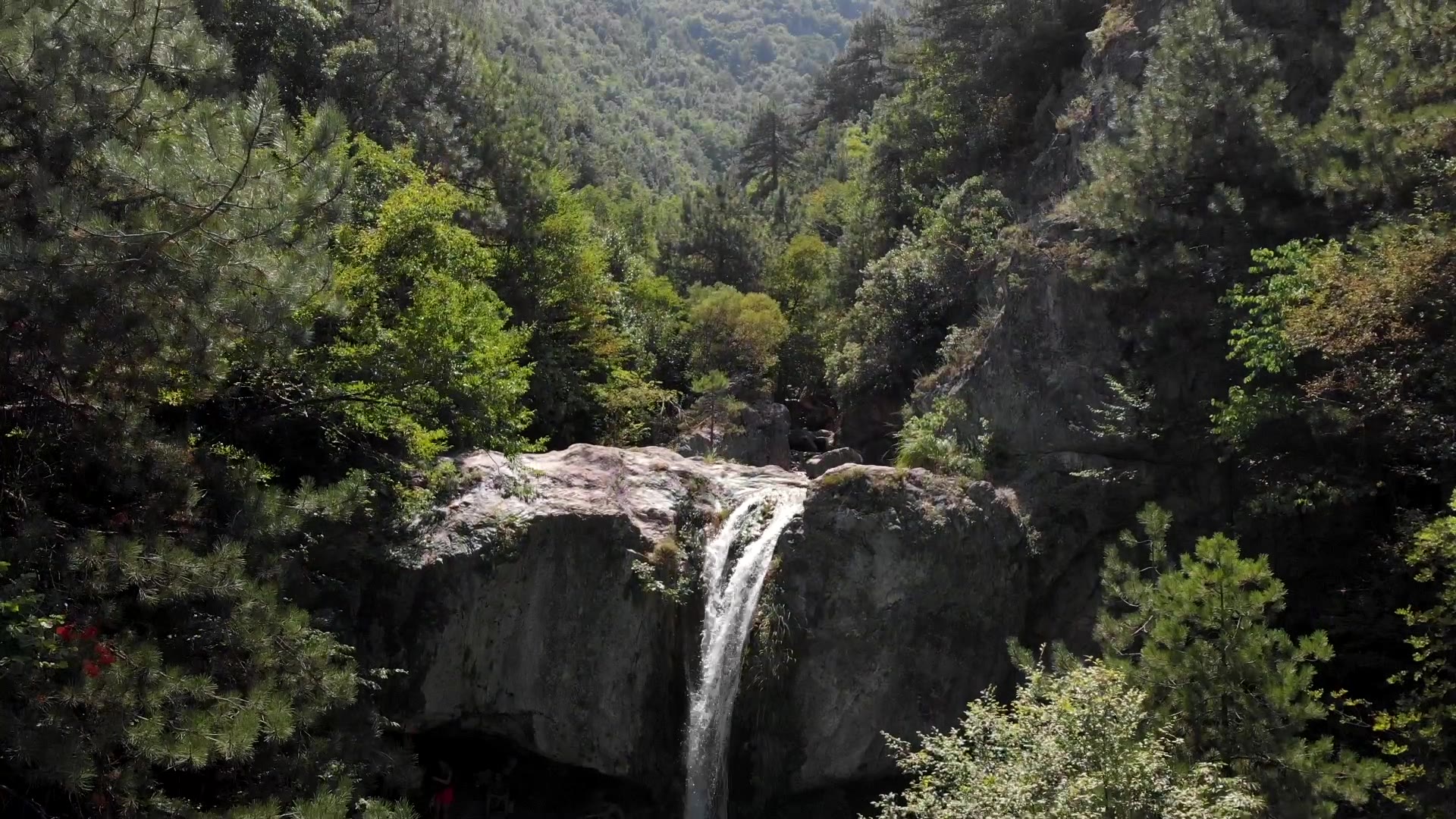 Wasserfall in den Bergen rund um Larissa in Griechenland