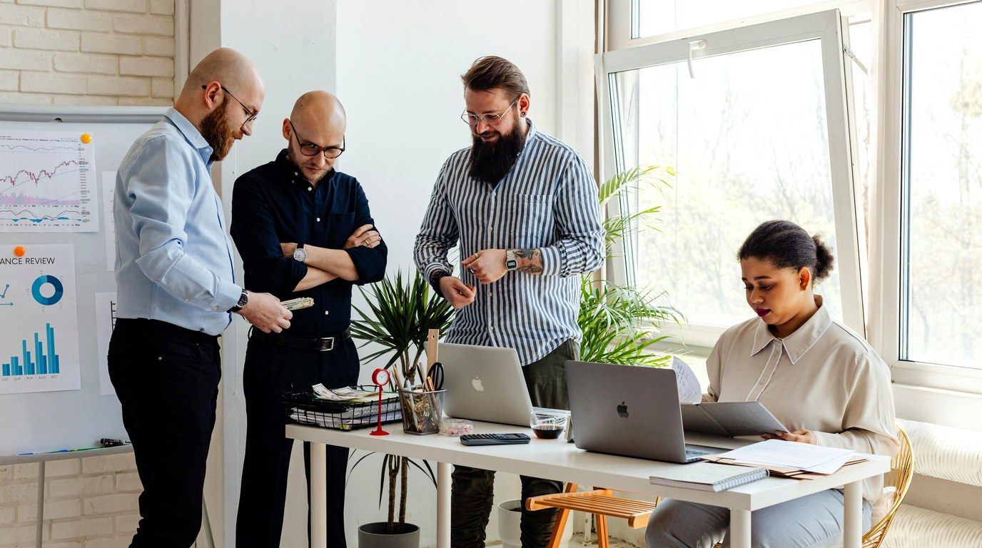 Zwei Mitarbeiter arbeiten gemeinsam an einem Projekt in einem modernen hellen Büro
