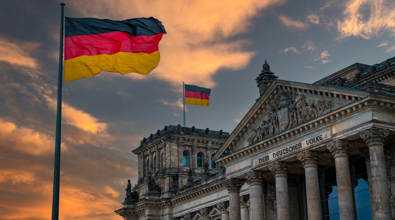 Reichstagsgebäude in Berlin, Sitz des Deutschen Bundestages, Weitwinkelaufnahme bei klarem Himmel