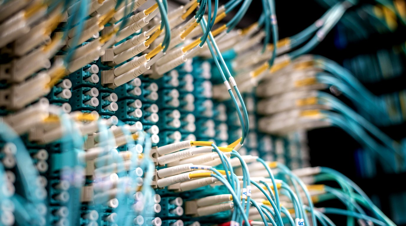 Glasfaser-Netzwerkkabel und optische Switch-Verbindungen in einem Rechenzentrum