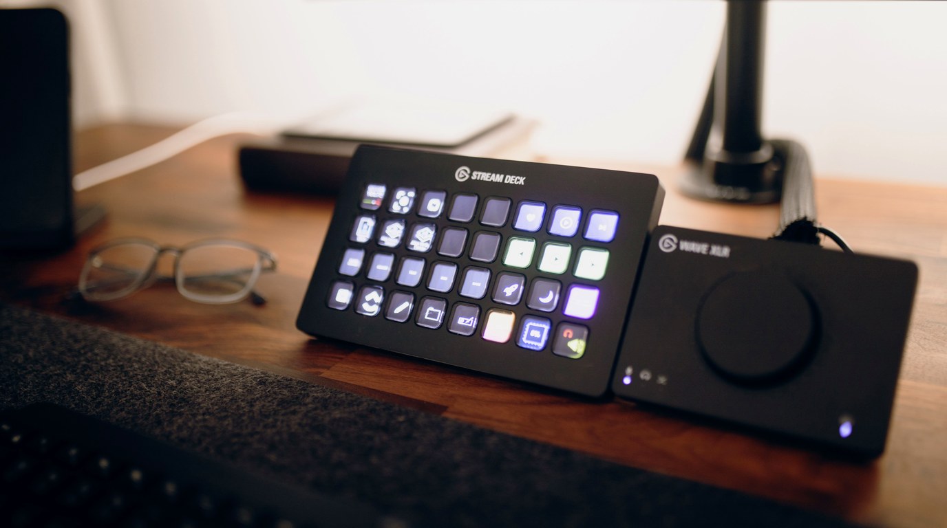 Stream Deck Steuergerät auf Holzschreibtisch für professionelles Live-Streaming