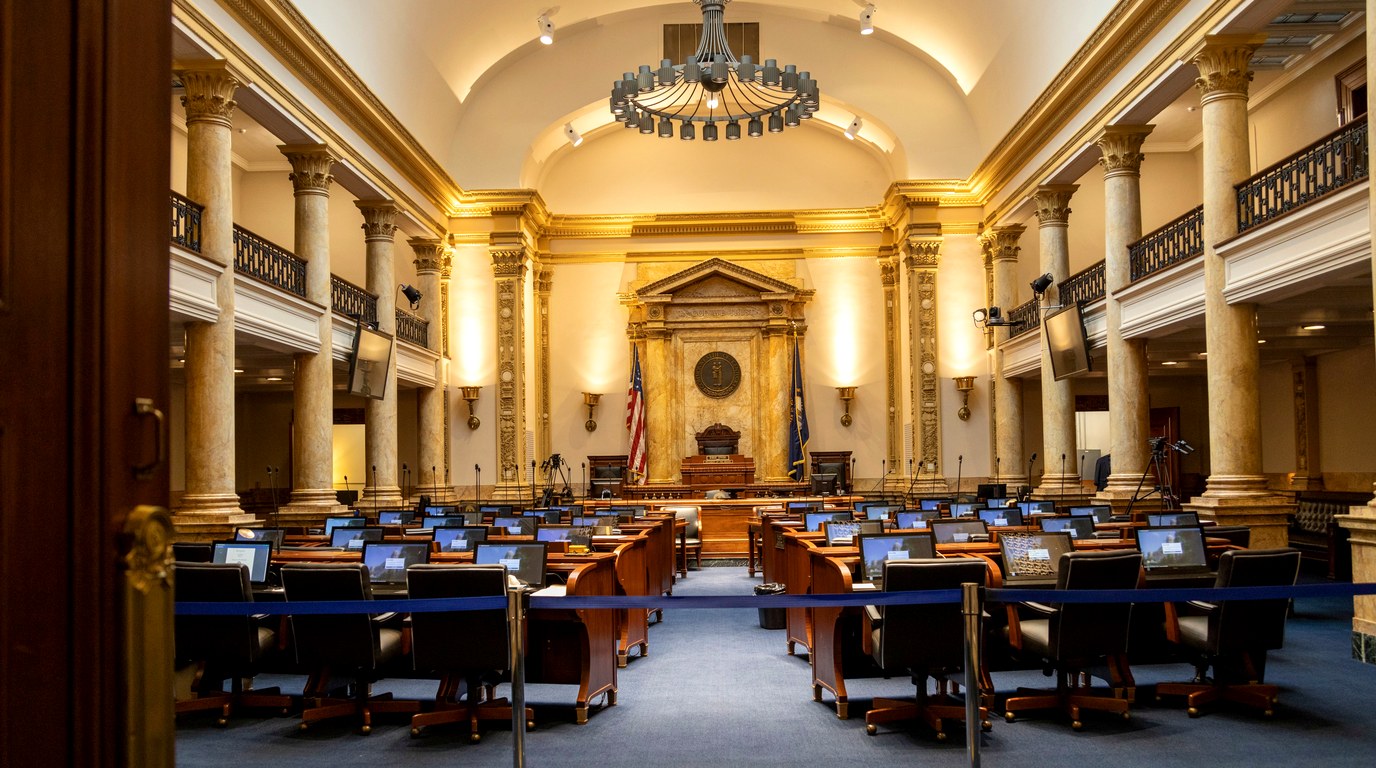 Innenraum eines Regierungsgebaeudes mit Saulen und hellem Licht, Symbolbild fuer US-Behoerden-Entscheidungen ueber KI-Zugang