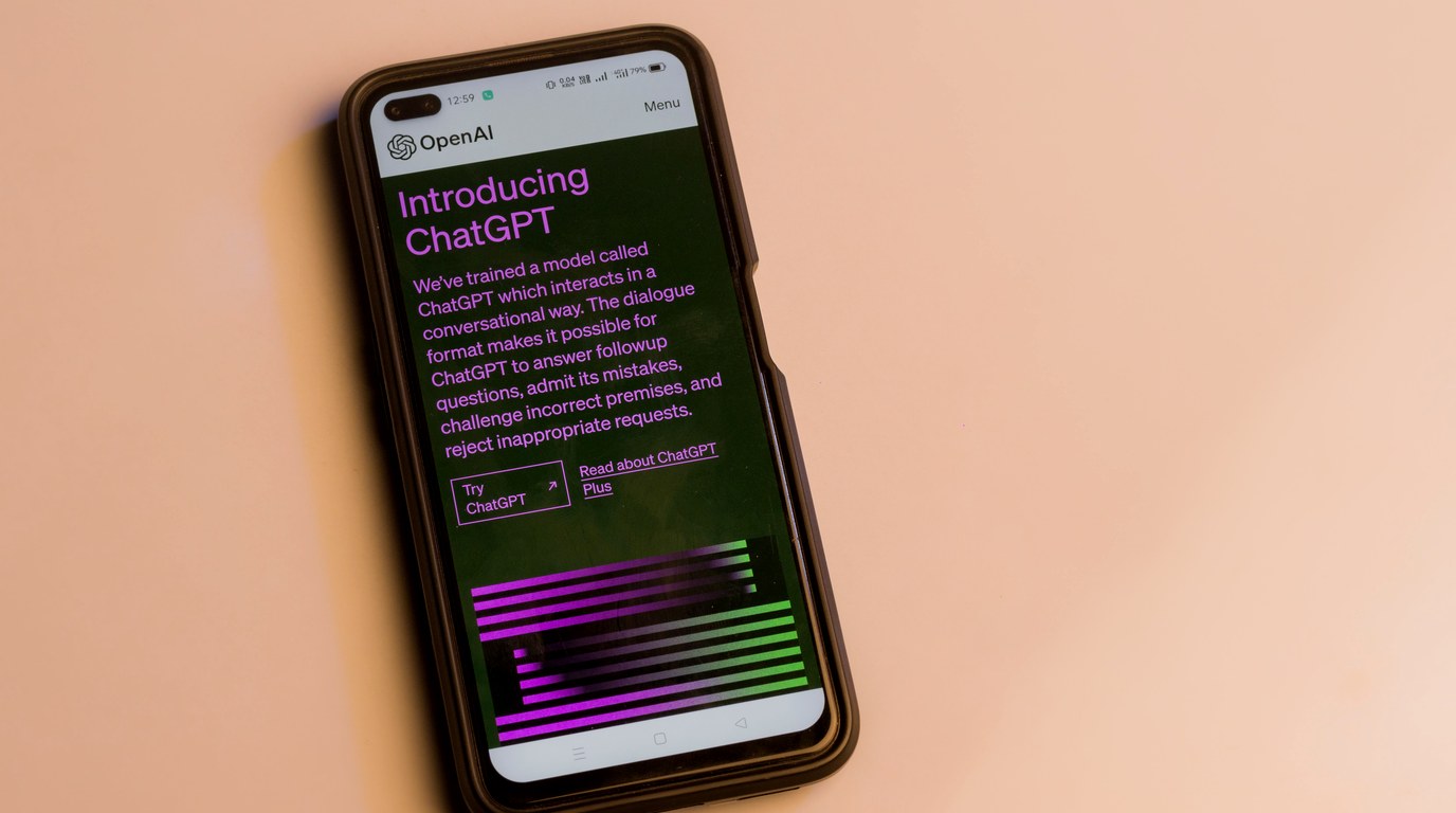 ChatGPT-Webseite auf einem Smartphone-Bildschirm, im Vordergrund die KI-Chatbot-Oberfläche von OpenAI