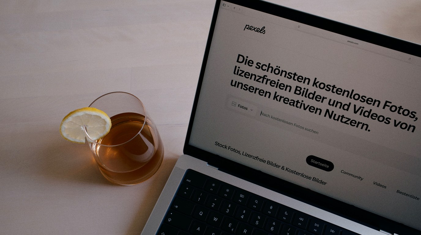 Aufgeräumter Arbeitsschreibtisch mit Laptop und einer Tasse Tee in hellem Büroambiente