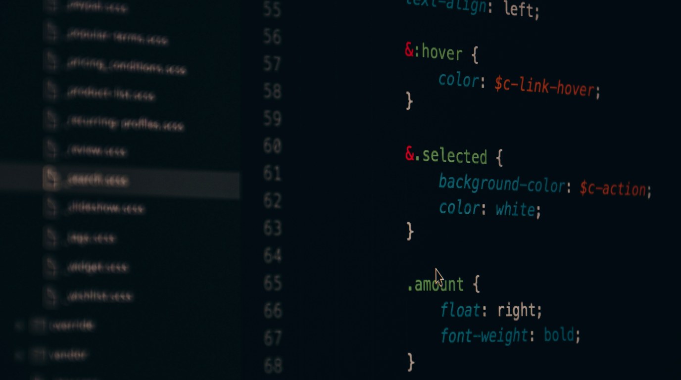 Nahaufnahme eines Code-Editors mit CSS-Syntax-Highlighting auf dunklem Bildschirm