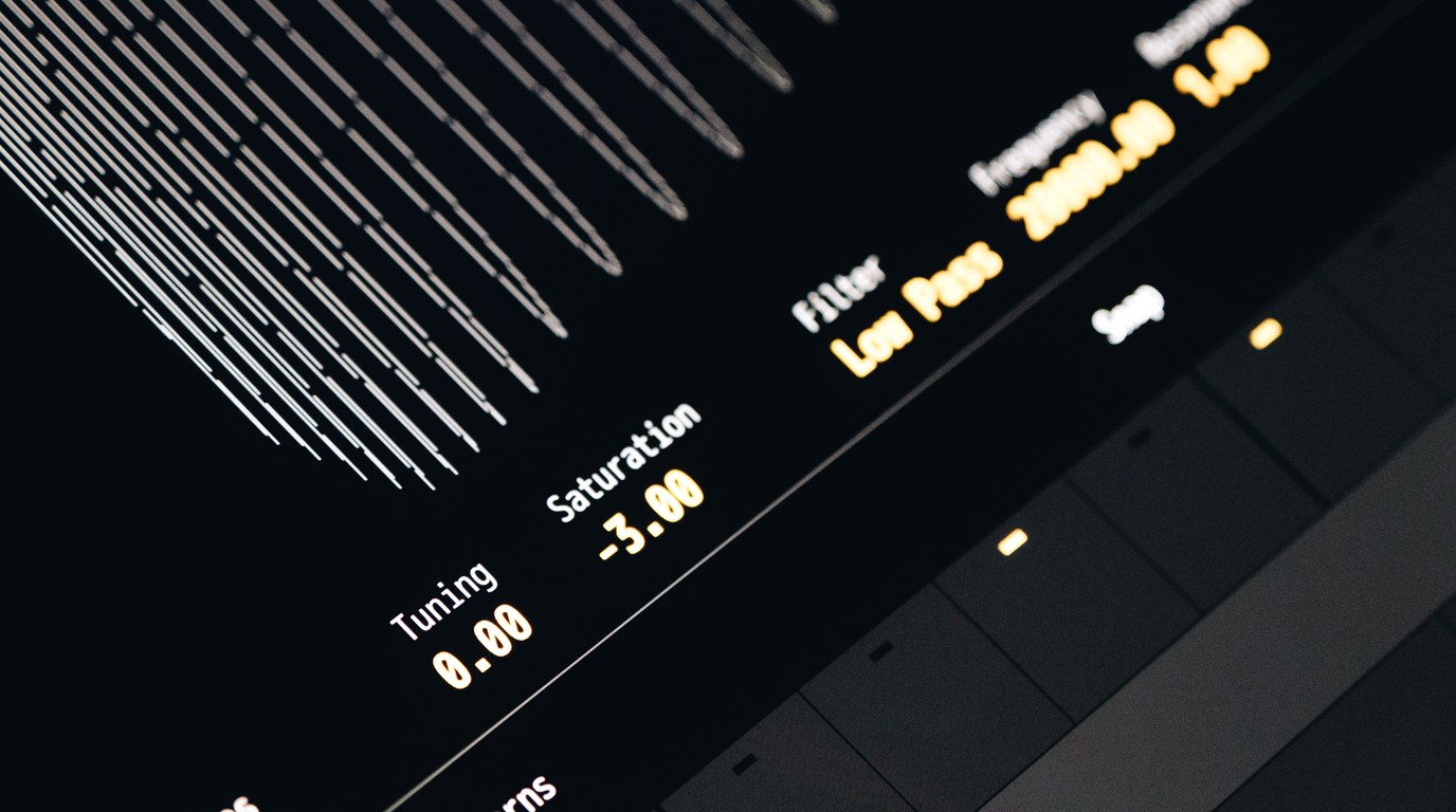 Nahaufnahme eines dunklen Musik-Touchdisplays mit Reglerwerten für Tuning, Saturation und Filter
