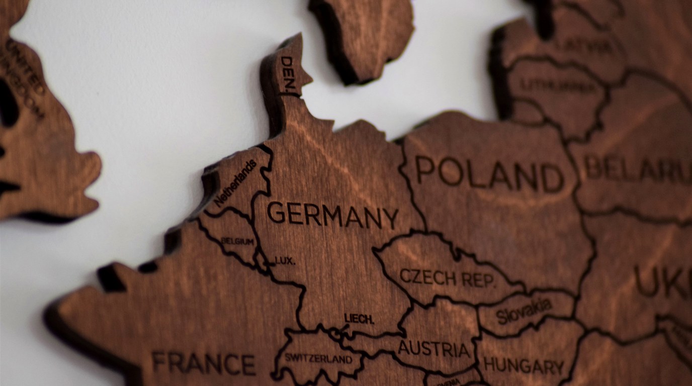 Holz-Landkarte Europas in Nahaufnahme mit gravierten Ländernamen, Deutschland im Zentrum, Grossbritannien am Rand