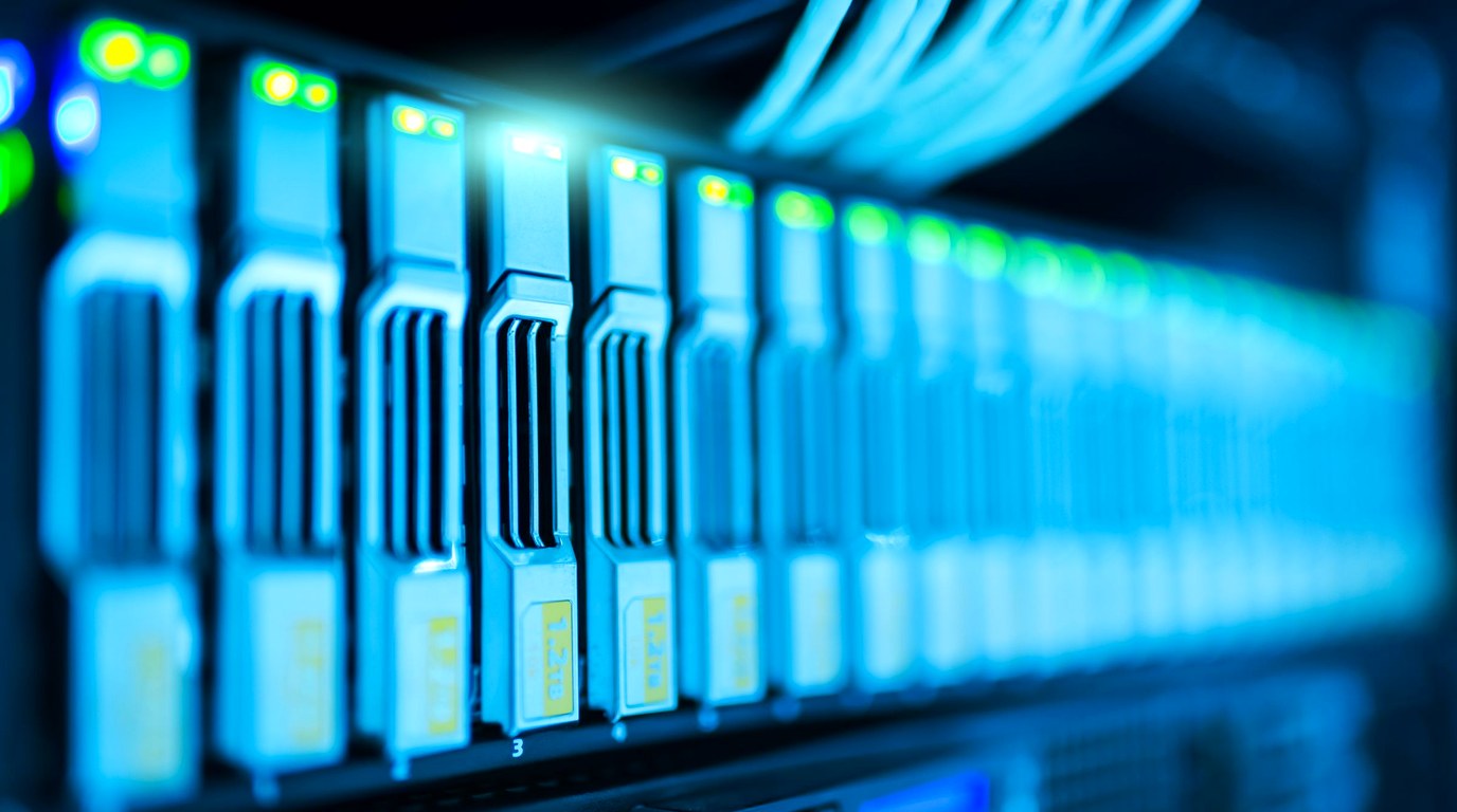 Blau beleuchtete Server-Hardware mit Kabeln in einem Rechenzentrum in Nahaufnahme