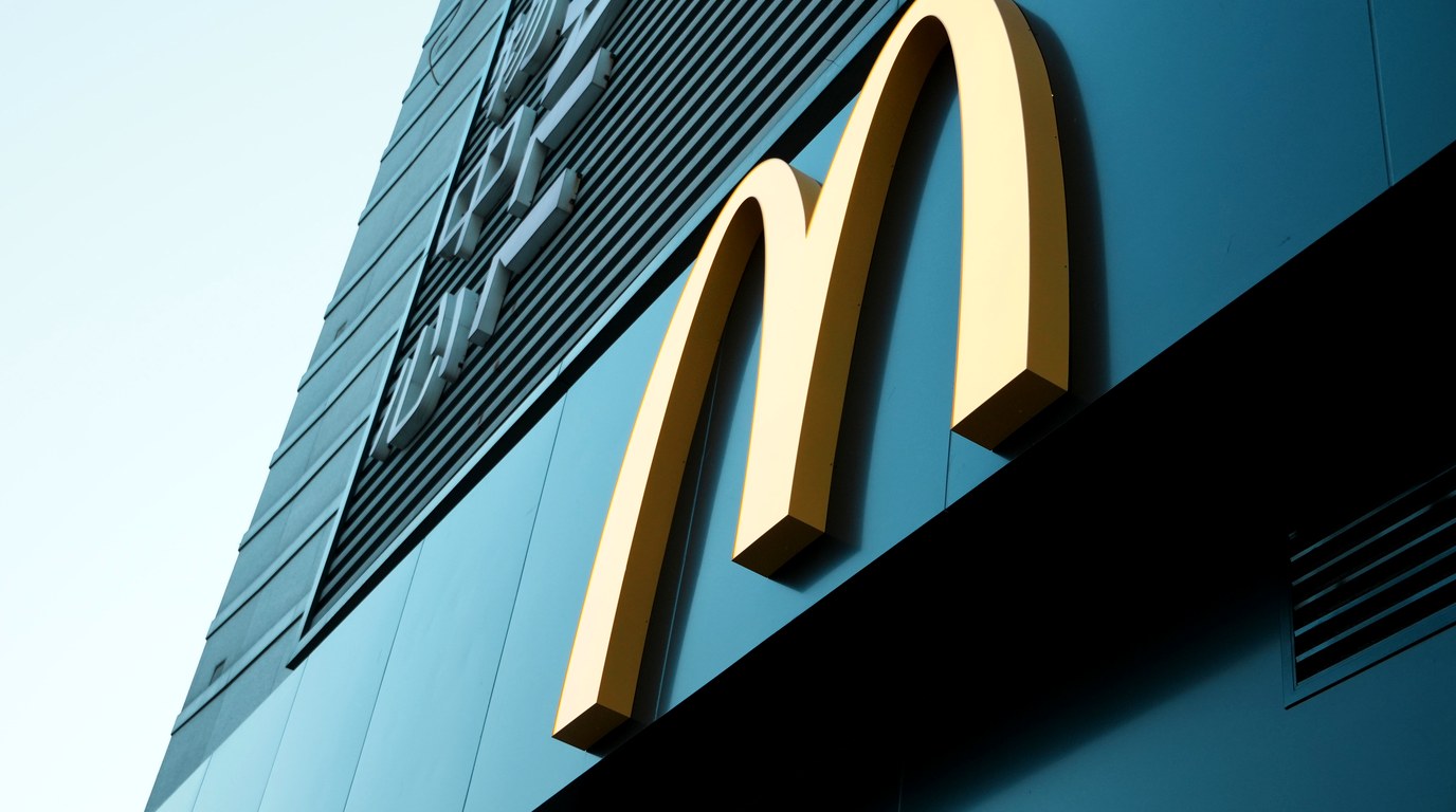 Goldenes McDonald's Bogenlogo an einer blauen Gebäudefassade