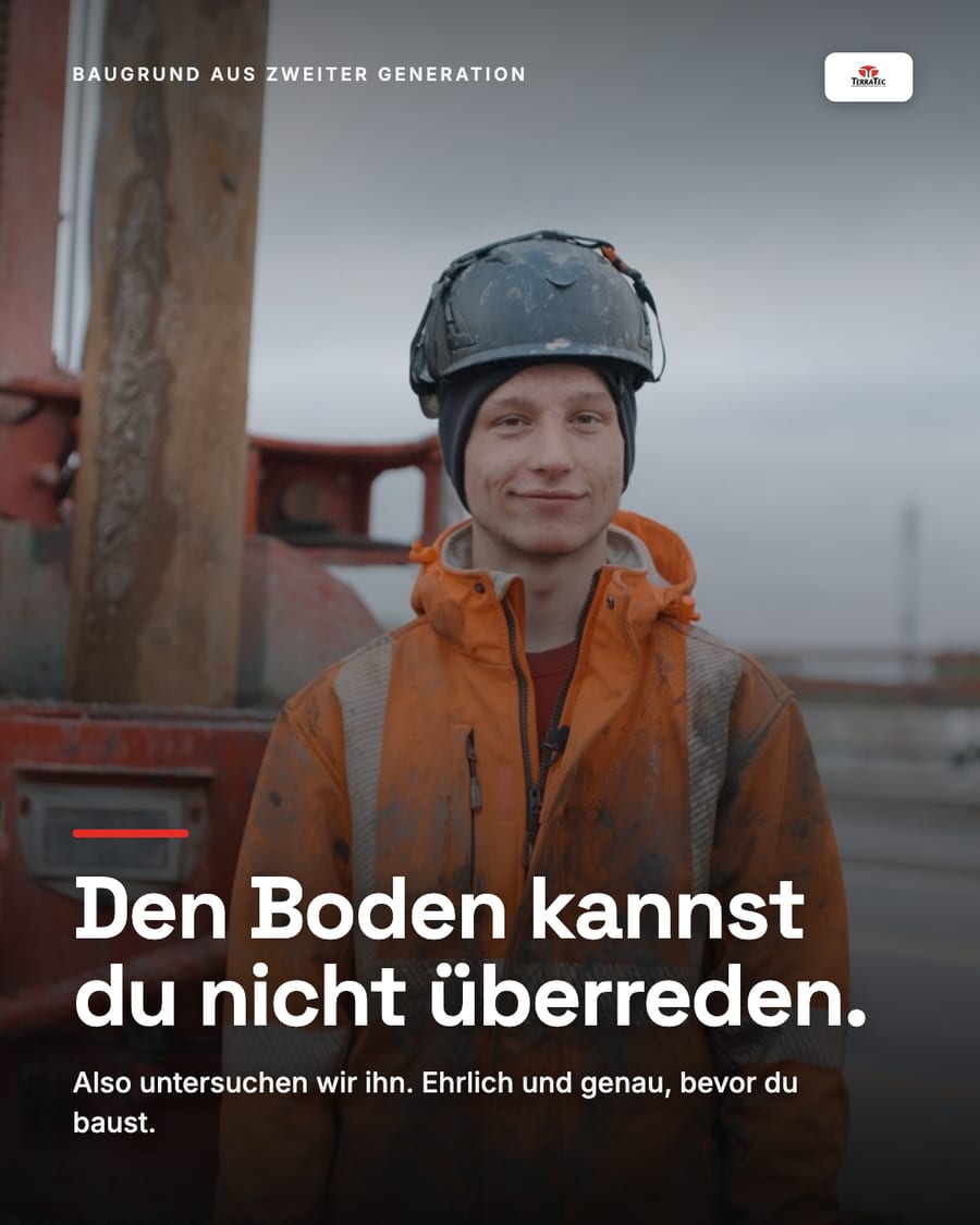 Social-Media-Post: Den Boden kannst du nicht überreden. Junger TerraTec-Mitarbeiter mit Helm vor dem Bohrgerät