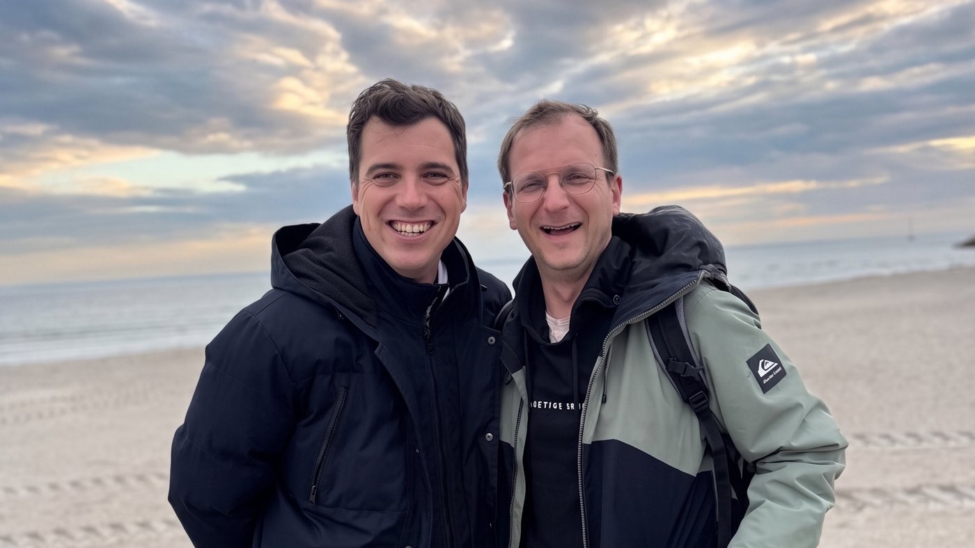 Die VoltExchange-Gründer Florian Wessling und Arno Hoffrichter am Strand