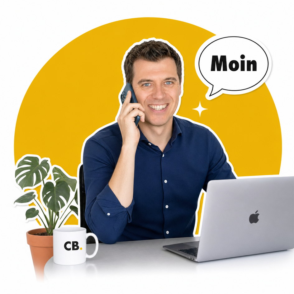 Florian Wessling, Geschäftsführer von Collective Brain, telefoniert am Schreibtisch und sagt Moin